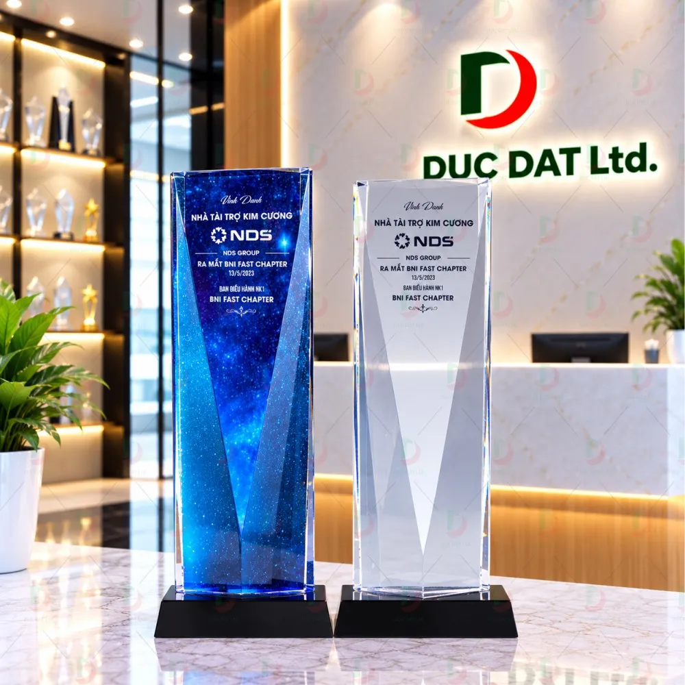 Cúp Pha Lê 033 Khối Tháp V-Shape In Màu UV
