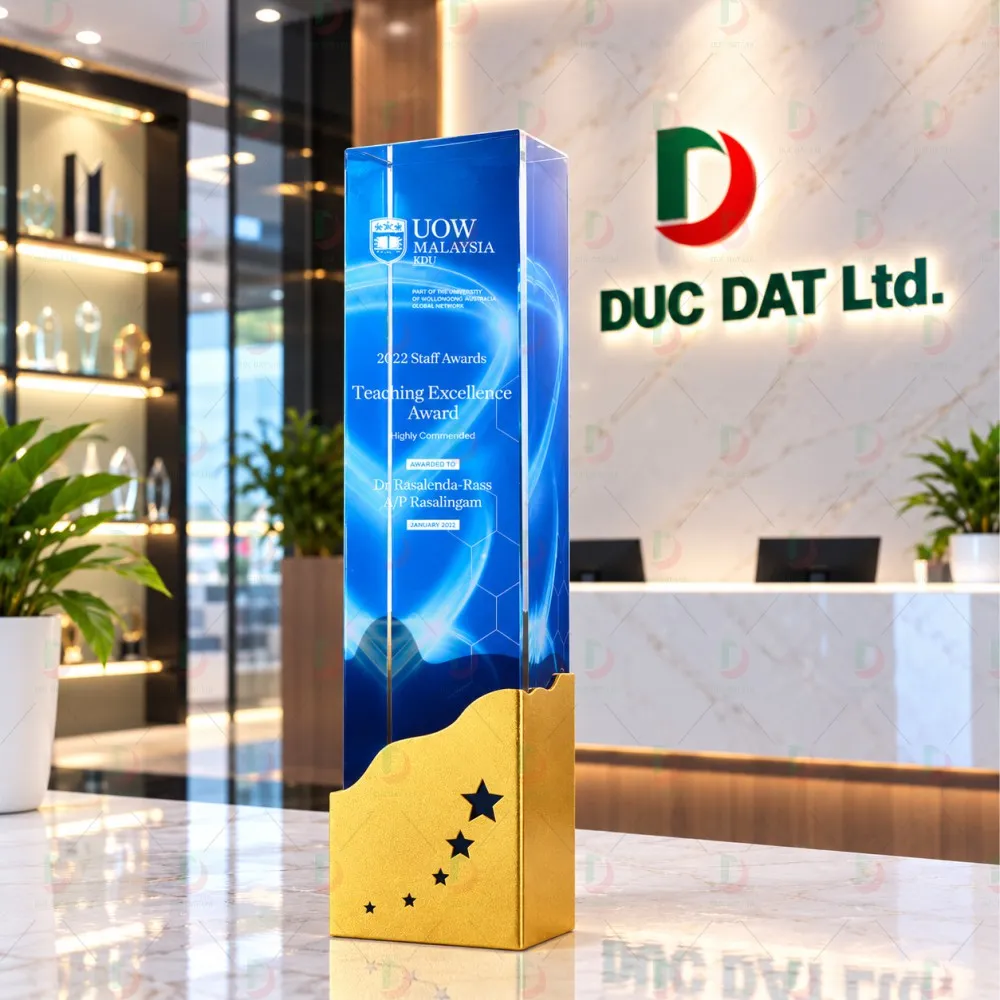 Cúp Pha Lê 022 Khối Pha Lê Chân Kim Loại Mạ Vàng – In UV Cao Cấp