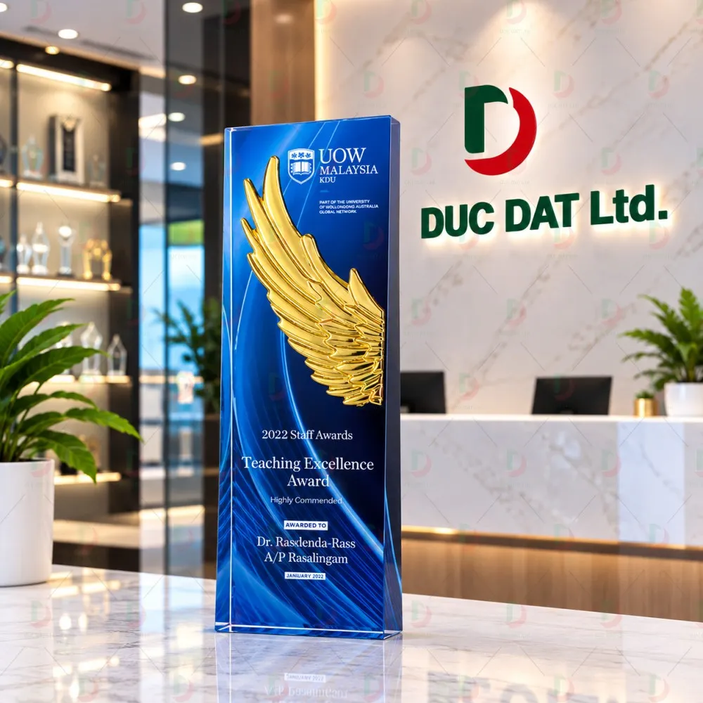 Cúp Pha Lê 020 Khối Pha Lê Xanh Đế Đôi Cánh Vàng In UV Cao Cấp
