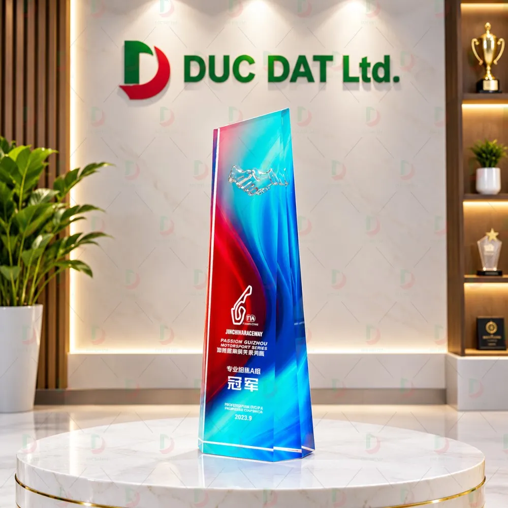 Cúp Pha Lê 015 Khối Tháp Đa Sắc Bắt Ánh Sáng – Biểu Tượng Bứt Phá